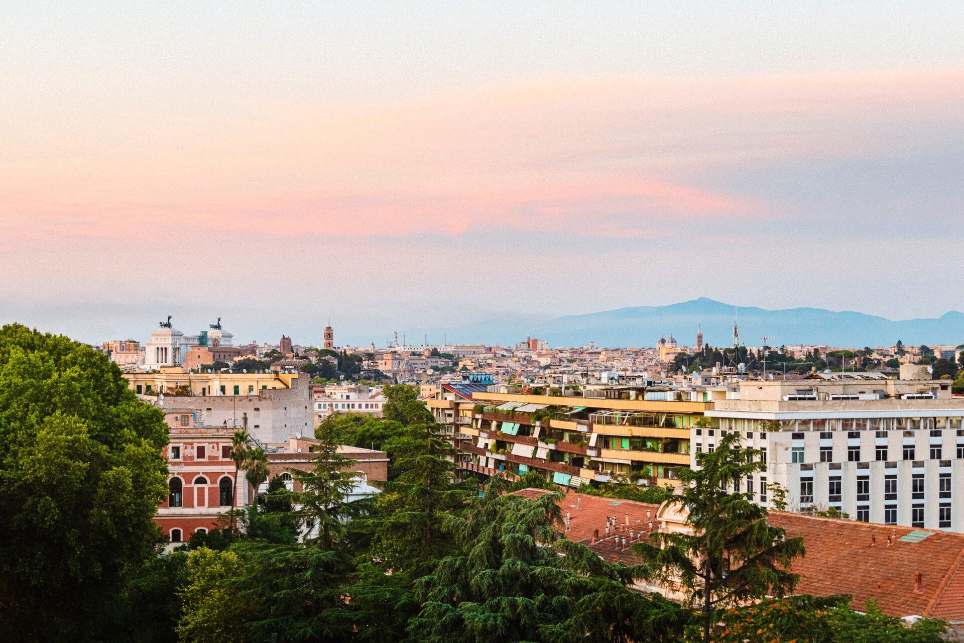 Vista panoramica di Roma dal rooftop del Trilussa Palace al tramonto