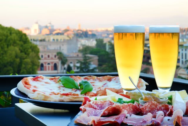 Pizza, salumi e birre al tramonto