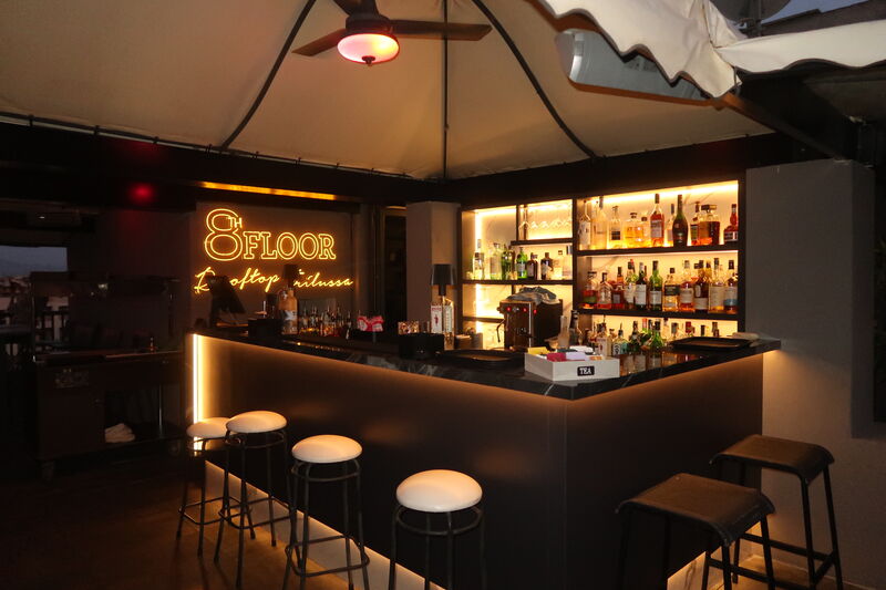 Bar 8th Floor con insegna neon